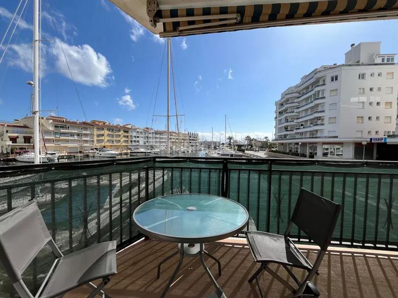 Foto a2d98f69-2498-4ddc-9f7f-0e58e3d20834. Apartamento exclusivo apartamento de alto standing con licencia turistica completamente reformado con 3 habitaciones y 2 baños en Empuriabrava