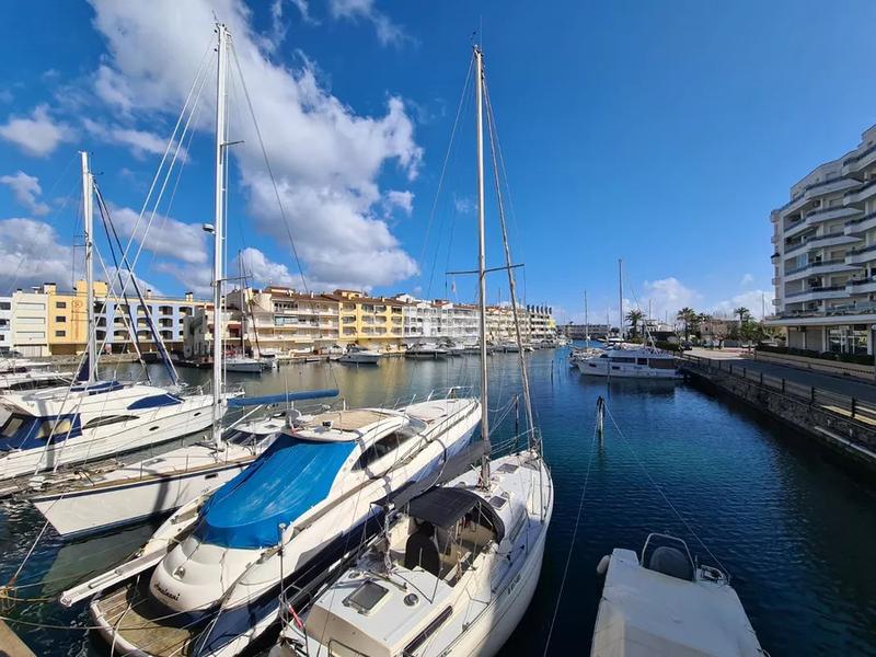 Foto ab97e791-7277-4770-9ff5-04226038657b. Apartamento exclusivo apartamento de alto standing con licencia turistica completamente reformado con 3 habitaciones y 2 baños en Empuriabrava