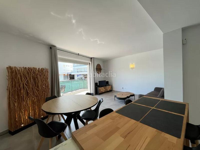Foto af95d413-fc82-4d58-a700-27dbbdda6996. Apartamento exclusivo apartamento de alto standing con licencia turistica completamente reformado con 3 habitaciones y 2 baños en Empuriabrava