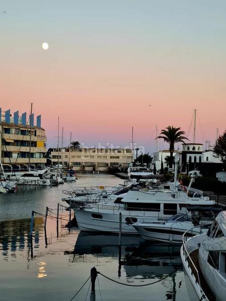 Foto dbfdcd90-8006-4ab9-acc3-b47af4b9ea85. Apartamento exclusivo apartamento de alto standing con licencia turistica completamente reformado con 3 habitaciones y 2 baños en Empuriabrava