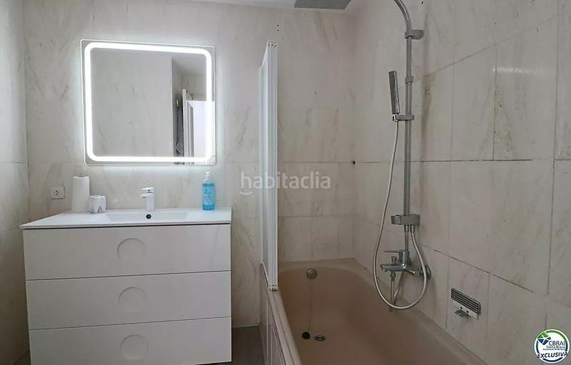 Foto d5b8daea-ef3a-4d58-98f5-0fbd38d4d451. Apartamento encantador apartamento reformado en caballito de mar en Empuriabrava