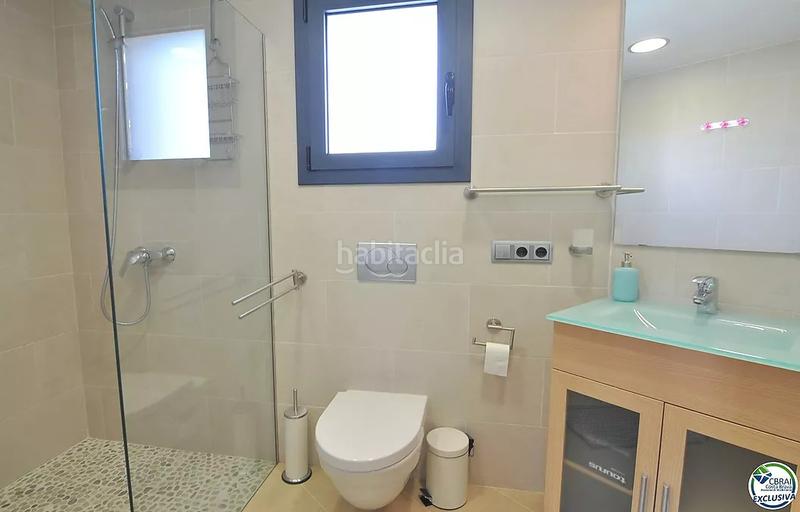 Foto f3123561-5bc6-4d53-8d0d-f5f70303fece. Apartamento encantador apartamento con licencia turística y vistas al canal en Roses