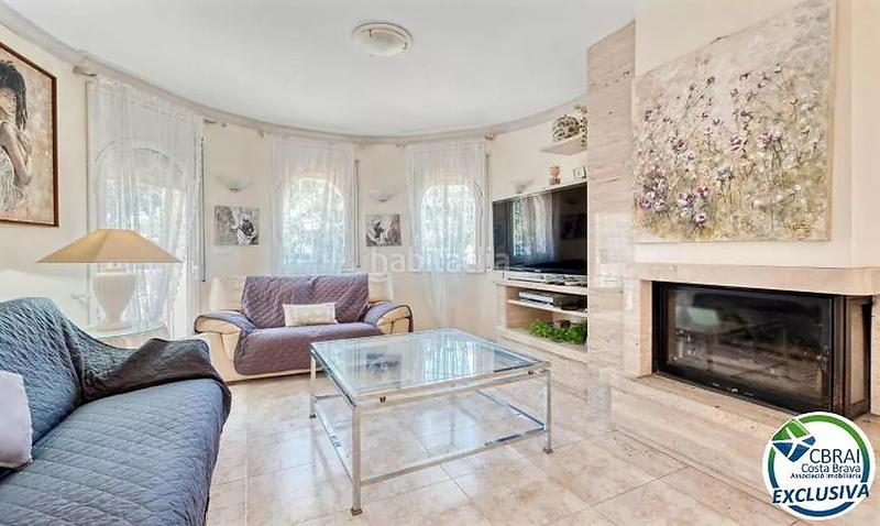 Foto 21a4f187-07b2-40ea-b4c5-cf3e09f1e1d1. Masía mas nou amplia casa con 5 dormitorios, garaje privado, jardín, terrazas y relajante jacuzzi en Empuriabrava