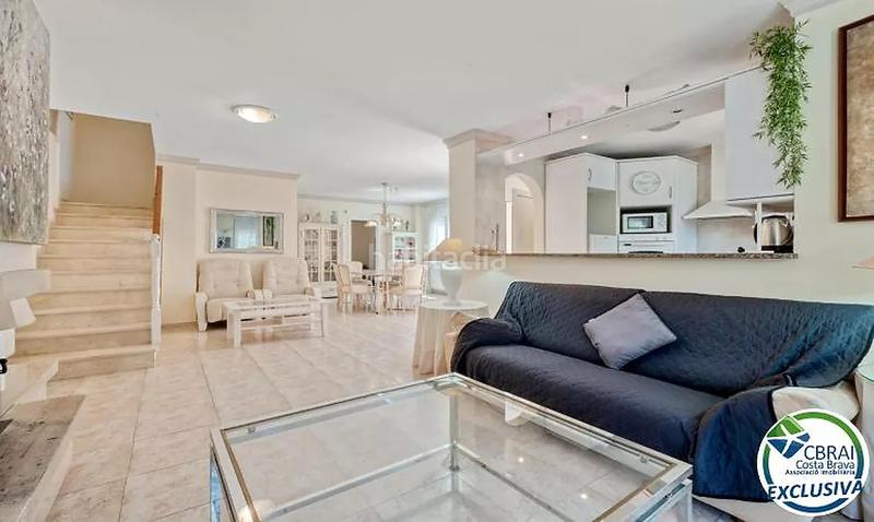 Foto 5664e1d6-27fa-4428-95e2-d304cd2b2eff. Masía mas nou amplia casa con 5 dormitorios, garaje privado, jardín, terrazas y relajante jacuzzi en Empuriabrava