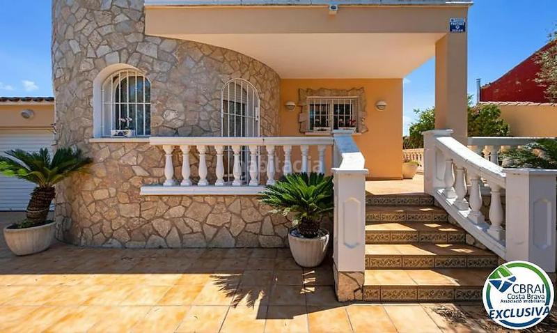 Foto 64290dcd-4f8d-4aa1-b83d-e22c9edcb904. Masía mas nou amplia casa con 5 dormitorios, garaje privado, jardín, terrazas y relajante jacuzzi en Empuriabrava