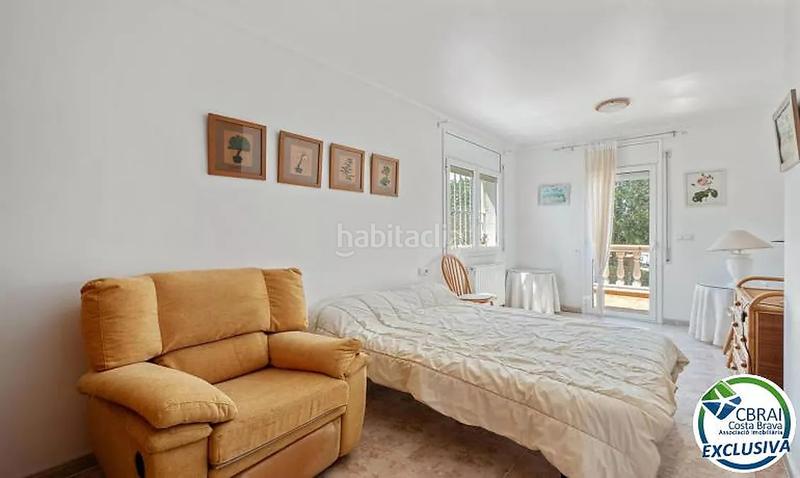 Foto 8a843a68-3ad9-46c2-83c7-9e8177964d49. Masía mas nou amplia casa con 5 dormitorios, garaje privado, jardín, terrazas y relajante jacuzzi en Empuriabrava