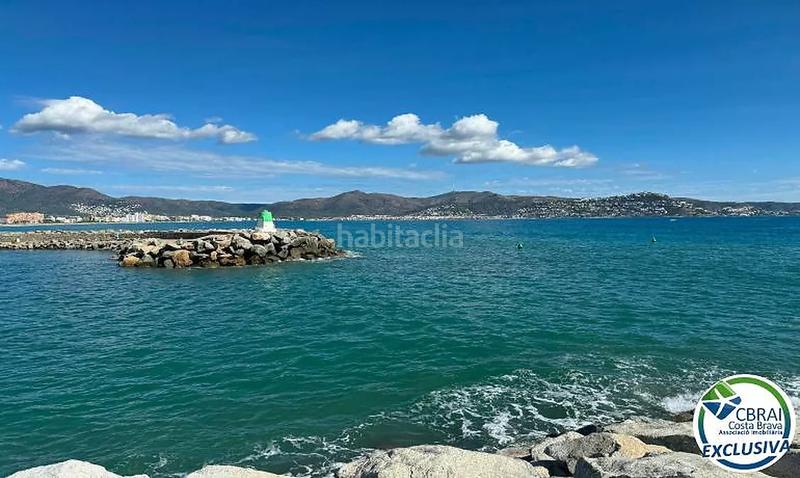 Foto b2bb308e-bc79-4e3c-8814-9ad075941cfc. Masía mas nou amplia casa con 5 dormitorios, garaje privado, jardín, terrazas y relajante jacuzzi en Empuriabrava