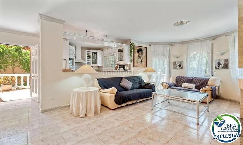 Foto c550afd6-879e-4d69-a77d-749f2e32a0ca. Masía mas nou amplia casa con 5 dormitorios, garaje privado, jardín, terrazas y relajante jacuzzi en Empuriabrava