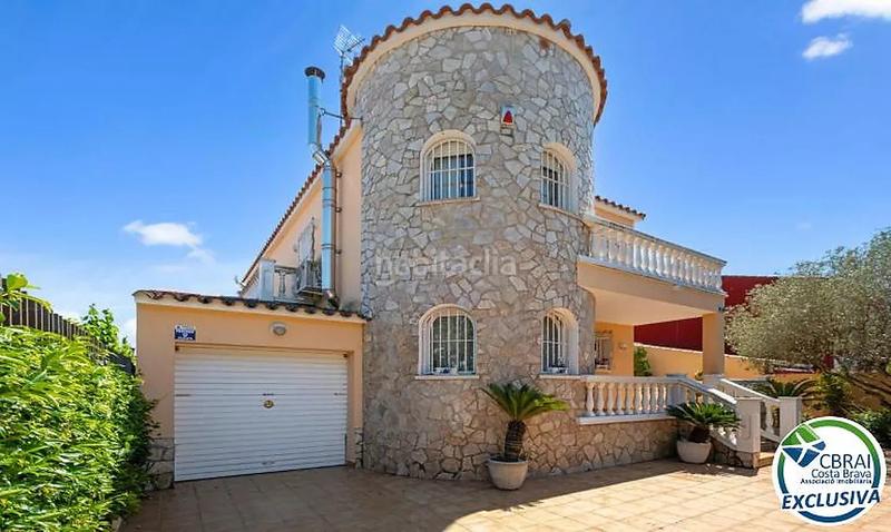 Foto caa616ba-2988-432e-99f3-9896502679ba. Masía mas nou amplia casa con 5 dormitorios, garaje privado, jardín, terrazas y relajante jacuzzi en Empuriabrava