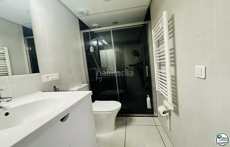 Foto e8bd0fa6-6136-4fb7-baba-1fc934aefbc7. Apartamento  reformado con amarre privado en el puerto de banyuls, en Empuriabrava