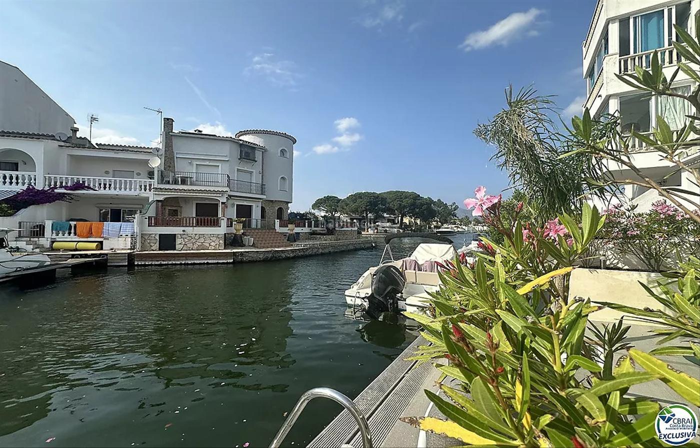 Apartamento reformado con amarre privado en el puerto de Banyuls Empuriabrava