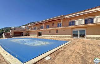 Casa a Pau. En venta  ???? villa de alto standing con vistas al mar en pau,