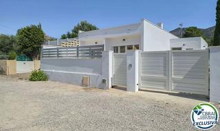 Casa en Nord. Casa totalmente reformada en agradable urbanización de roses.