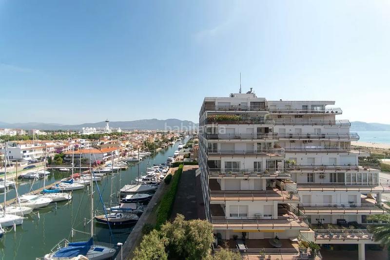 Foto 15accd34-e44b-4105-abcc-f547ec2a9337. Apartamento duplex con 2 terrazas, 1 linea playa con muy bonitas vistas al mar en Empuriabrava