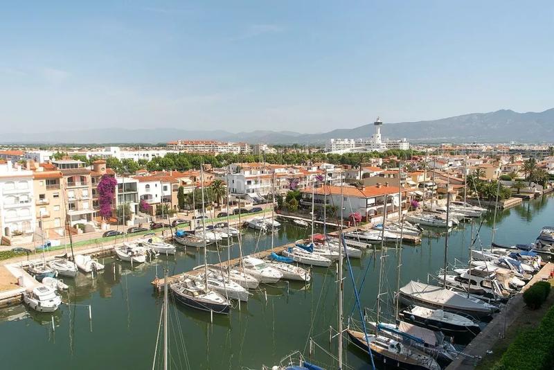 Foto 56b70a48-b7f5-4c5b-a8d8-e5e15d5b2df9. Apartamento duplex con 2 terrazas, 1 linea playa con muy bonitas vistas al mar en Empuriabrava