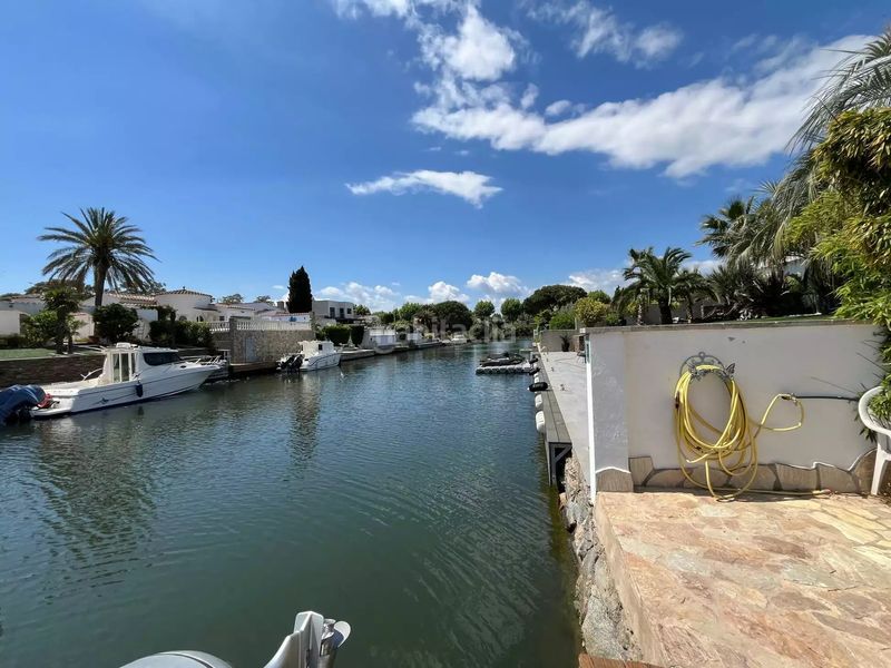 Foto 0d2b1bce-ddc0-4fda-b06b-350a5a96d637. Casa amb calefacció aparcament piscina a Francolí - Freser - Noguera Empuriabrava