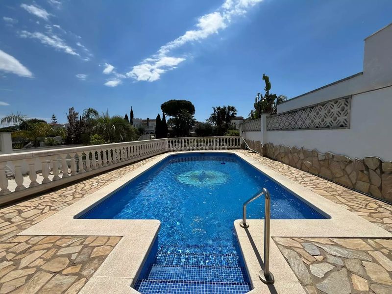 Foto cd785794-f658-4c08-b64d-8fba4f5b3ef8. Casa amb calefacció aparcament piscina a Francolí - Freser - Noguera Empuriabrava