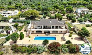House in Pau. Exclusiva villa de lujo con vistas panorámicas a la bahía de ros