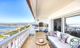 Piccolo appartamento in Puig Rom-Canyelles-Almadrava. Exclusivo apartamento con vistas panorámicas al mar, puerto pesq