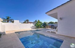 Haus in Alberes. En venta  casa en planta baja con piscina en empuriabrava