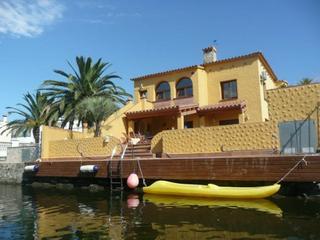 Casa a Cap Ras - Creus - Falconera. Casa con un gran potencial, dividida en dos apartamentos , ideal