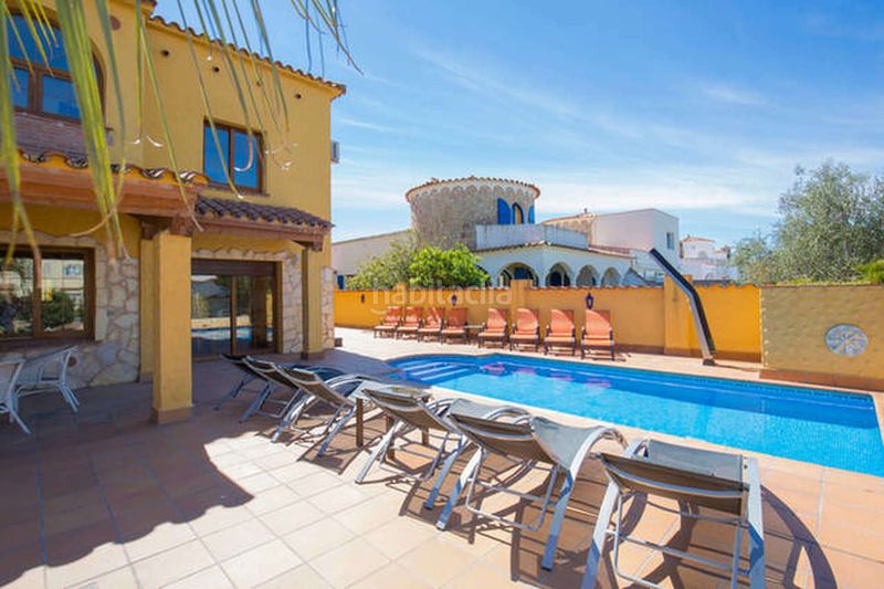 Foto 400a0ac4-cc61-4255-952b-234816a9757b. Casa amb calefacció aparcament piscina a Cap Ras - Creus - Falconera Empuriabrava