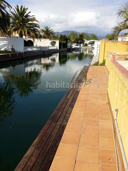 Foto 98a3670f-a422-40bb-871e-bbb834c40291. Casa amb calefacció aparcament piscina a Cap Ras - Creus - Falconera Empuriabrava