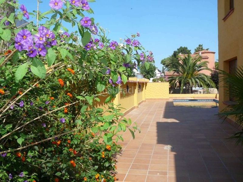 Foto 9f4e3f05-c70c-49cd-a1e6-b2548b6d100e. Casa amb calefacció aparcament piscina a Cap Ras - Creus - Falconera Empuriabrava