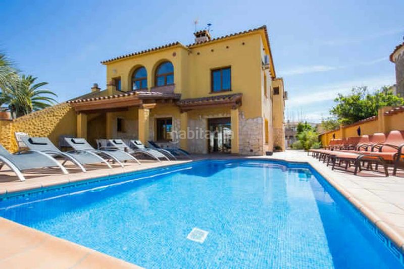 Foto e342ecac-7df3-40e6-821a-177a288521fa. Casa amb calefacció aparcament piscina a Cap Ras - Creus - Falconera Empuriabrava