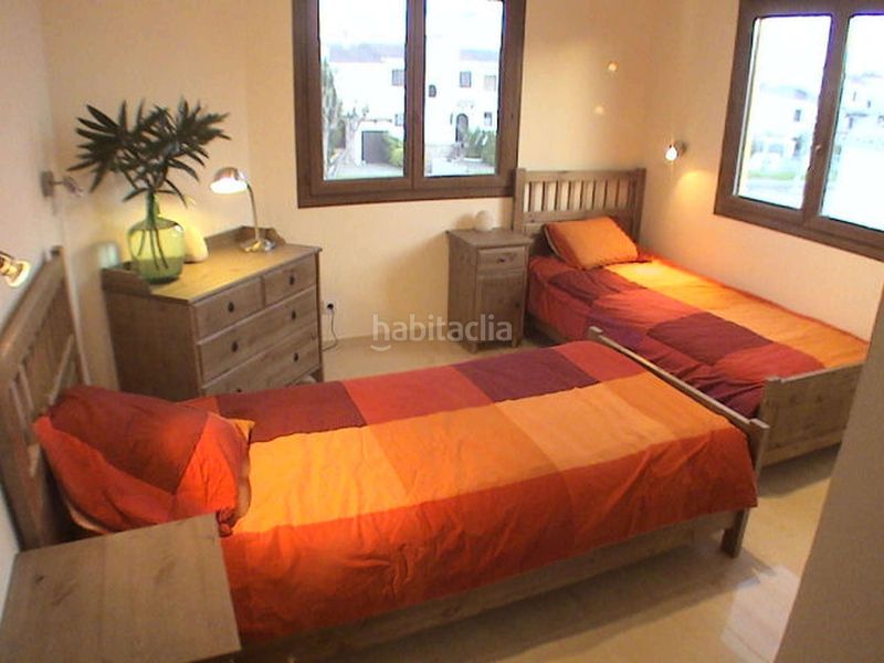 Foto e9d2327d-f39f-4a6c-ad66-3e39181c2c56. Casa amb calefacció aparcament piscina a Cap Ras - Creus - Falconera Empuriabrava