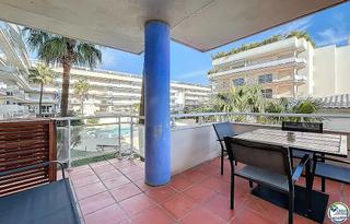 Appartement à Santa Margarida. Apartamento renovado con terraza, piscina y licencia turística e