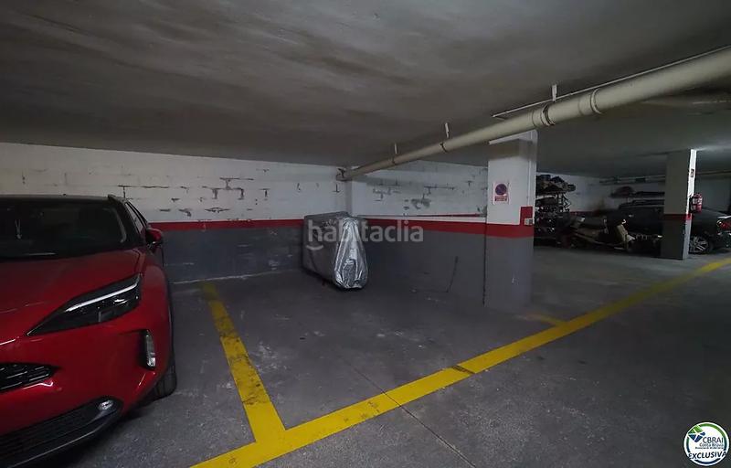 Foto 1bb9fae9-06e0-4096-9d40-1d6b627bcfe9. Car parking in Centre Roses