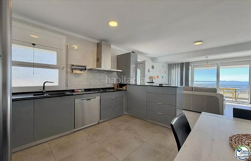 Foto 565affff-b738-4a45-8ab7-e1109fea9f25. Casa a carrer canaries 48 a Nord Roses