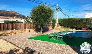 House in Nord. Casa con amplio jardín en venta en mas boscà roses
