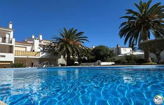 Appartement à Puig Rom-Canyelles-Almadrava. Encanto y serenidad en la residencia els jardins