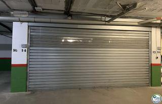 Autoparkplatz in Calle gran reserva 11. Garaje doble en el centro de empuriabrava