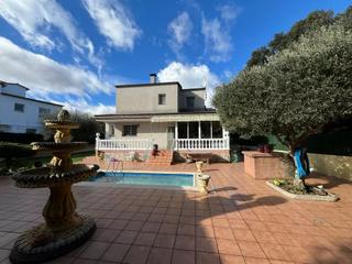 Maison à Avinyonet de Puigventós. Villa moderna con amplio terreno, piscina y gran garage, complet