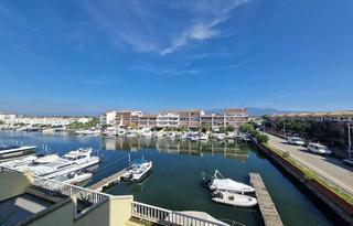 Apartament a Avenida port empordà 48-49. Apartamento en empuriabrava con vistas al puerto y amarre privad