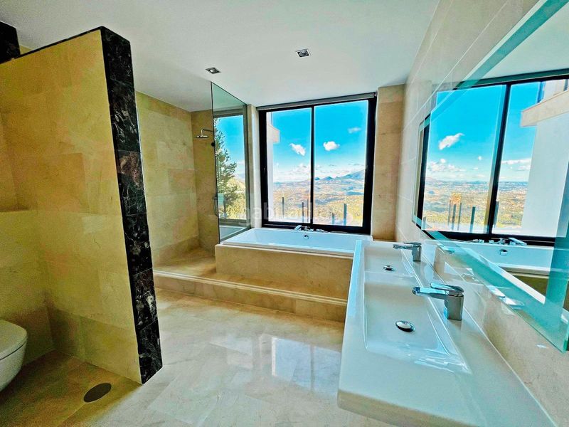 Foto 29475543-a01f-4a59-8193-b48380a2ce4a. Xalet amb aparcament a Altea hills Altea