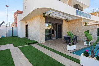 Casa adossada a Montesinos (Los). Adosado de obra nueva con solárium, piscina y acabados de lujo