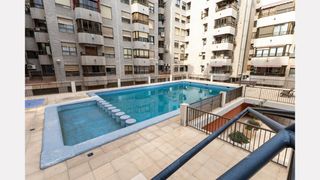 Pis a San Isidro. Piso amplio con terraza, garaje y zonas comunes en pleno centro