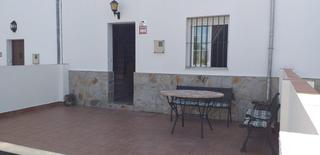 Casa adossada a Zahara. Se vende casa con patio y vistas al lago en zahara de la sierra