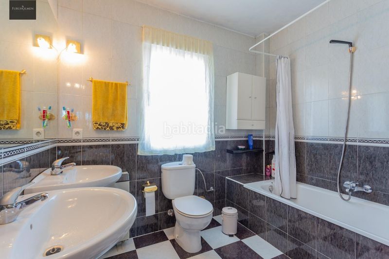Foto af3f277b-cd4b-4bc0-8988-702ed85d8809. Casa adossada amb aparcament a Cúllar Vega