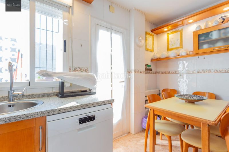Foto bc633cf6-7b03-41a8-9665-c302834256b0. Casa adossada amb aparcament a Cúllar Vega