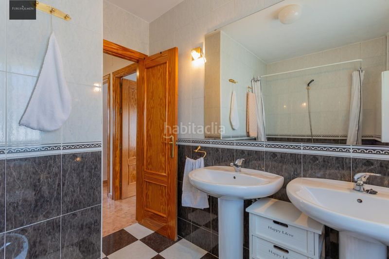 Foto ebd9dc5e-2275-45fe-ac2b-818aedd54813. Casa adossada amb aparcament a Cúllar Vega