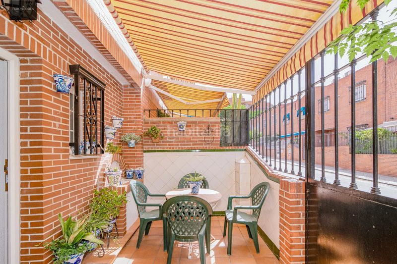 Foto a8761678-268a-4a35-b483-107516c39afe. Casa adossada amb aparcament a Joaquina Eguaras Granada