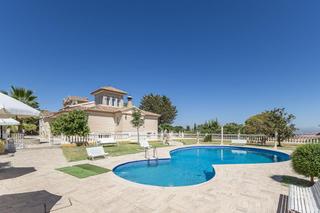 Xalet  Calle zurbarán. Chalet señorial con gran jardin y piscina en ogijares