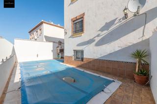 Casa aparellada  Calle keops. Casa pareada con piscina en otura