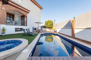 Xalet  Calle urano. Chalet con piscina en ogijares urb los monteros
