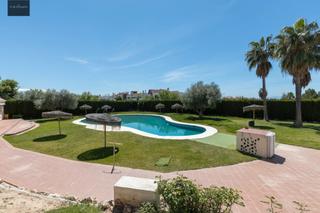 Dúplex a Calle mar arábico 1. Tríplex en la urbanización loma verde, urbanizacion con piscina